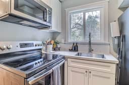 Creekside Suite | 1BD Cozy Home near Downtown PH - Image 4