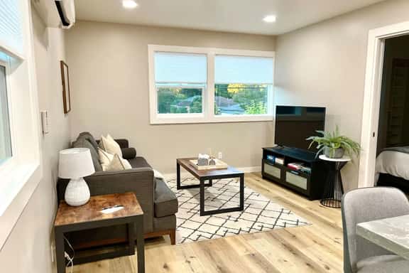 5 min to DWTN, BART & Park| Private Deck w/ View - Image 1