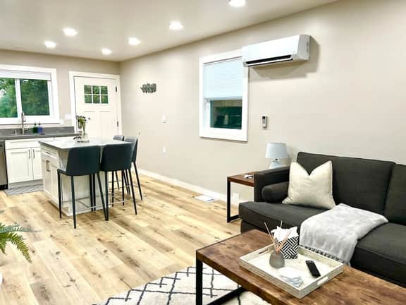 5 min to DWTN, BART & Park| Private Deck w/ View - Image 3