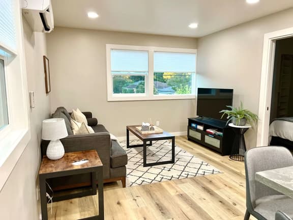 5 min to DWTN, BART & Park| Private Deck w/ View - Image 1