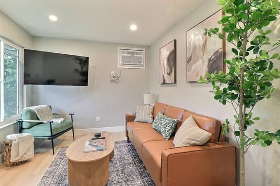 Creekside Suite | 1BD Cozy Home near Downtown PH - Image 1