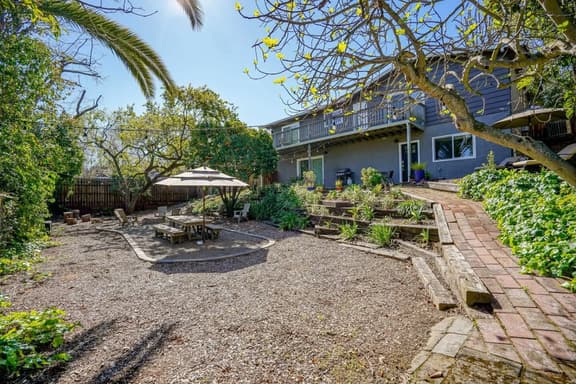 Suite Retreat | 1BD-1BTH Close to Downtown - Image 1